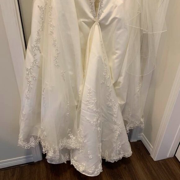 Alfred Angelo - ivory halter neck bridal gown and veil - Size 20W (USA/Canada) 2 - Picture 4 of 14